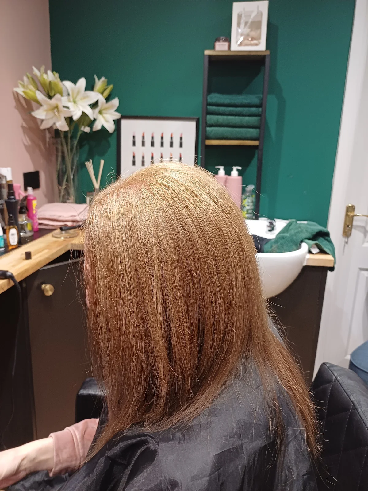 Copper-coloured bob in the salon